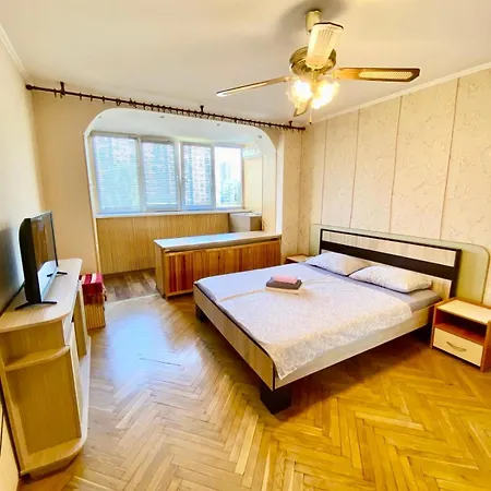 Апартаменти Поруч З Метро Лівобережна Та Мвц Kyiv Exterior photo