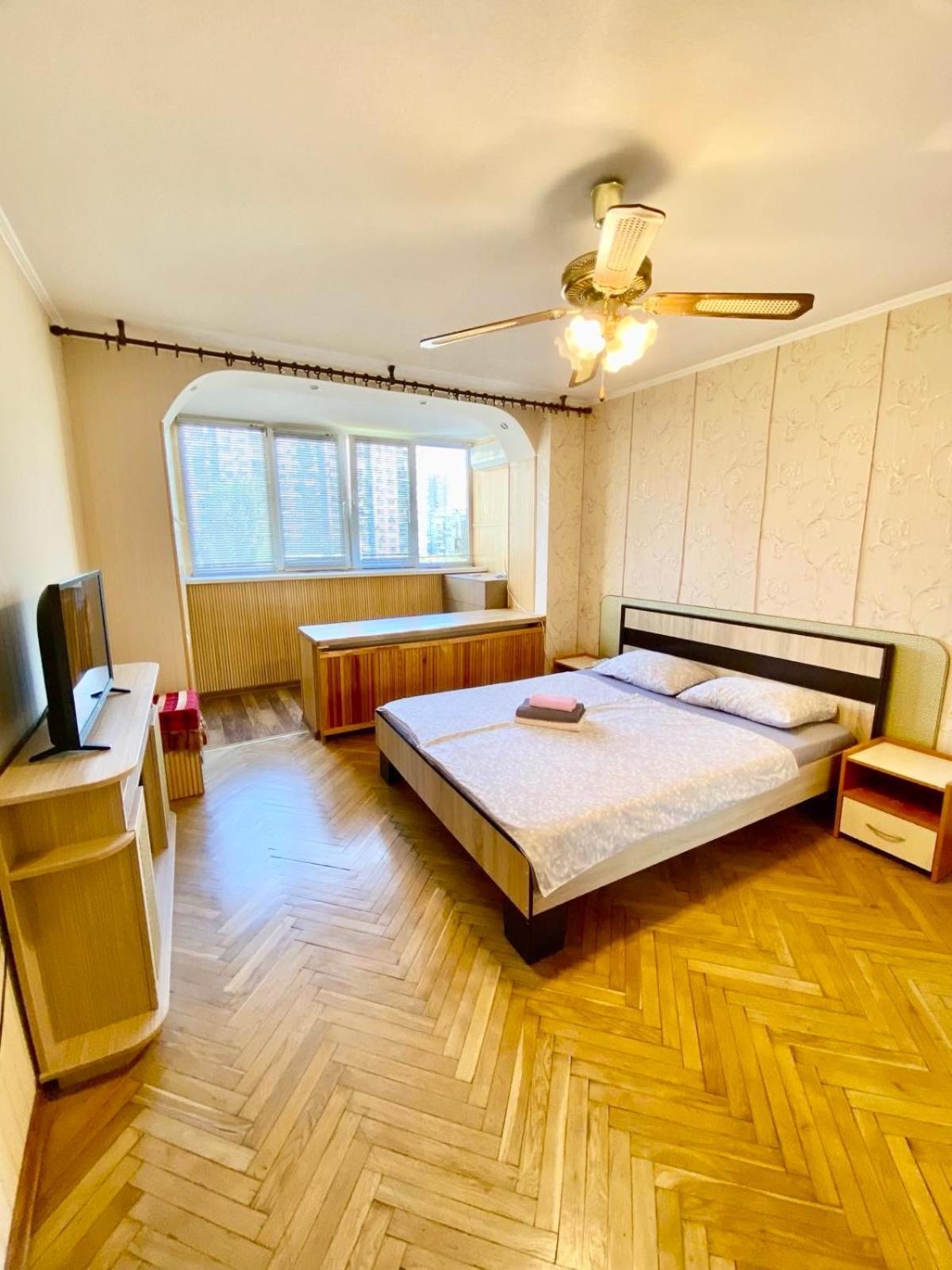 поруч з метро лівобережна та мвц Apartment Kyiv