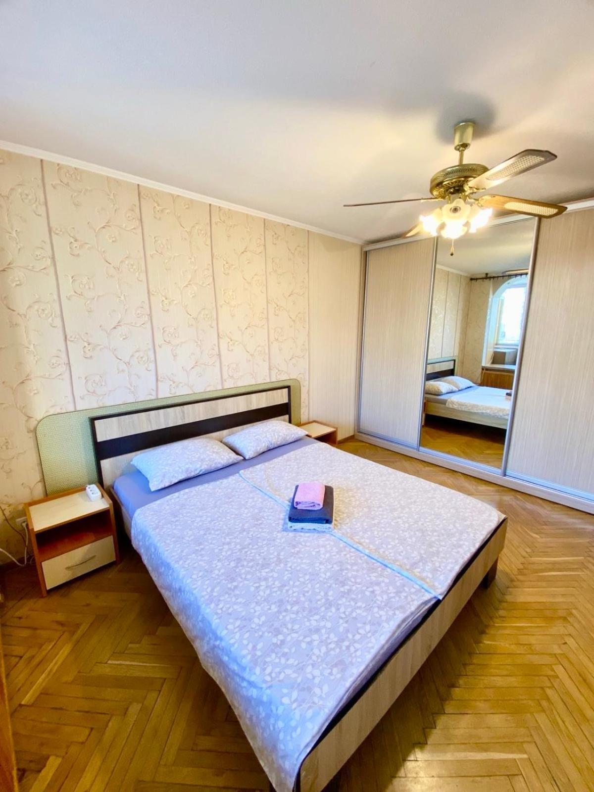 поруч з метро лівобережна та мвц Apartment Kyiv